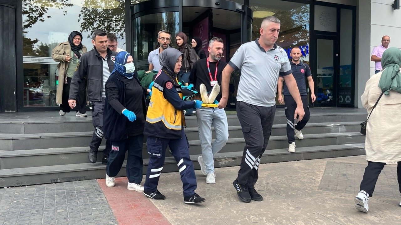 Alışveriş merkezinde dengesini kaybeden yaşlı kadın merdivenden düştü