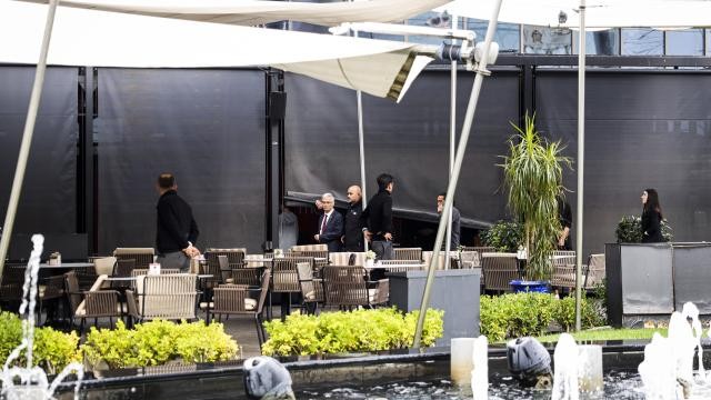 Alışveriş merkezinde silahlı kavga: 2 yaralı