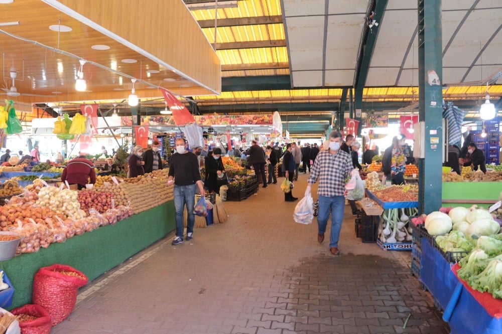 Alışveriş yapanlar sosyal mesafeye uymadı 
