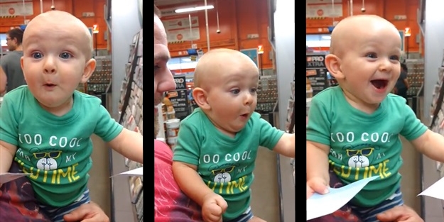 Alışveriş yaparken kendinden geçen sevimli bebek