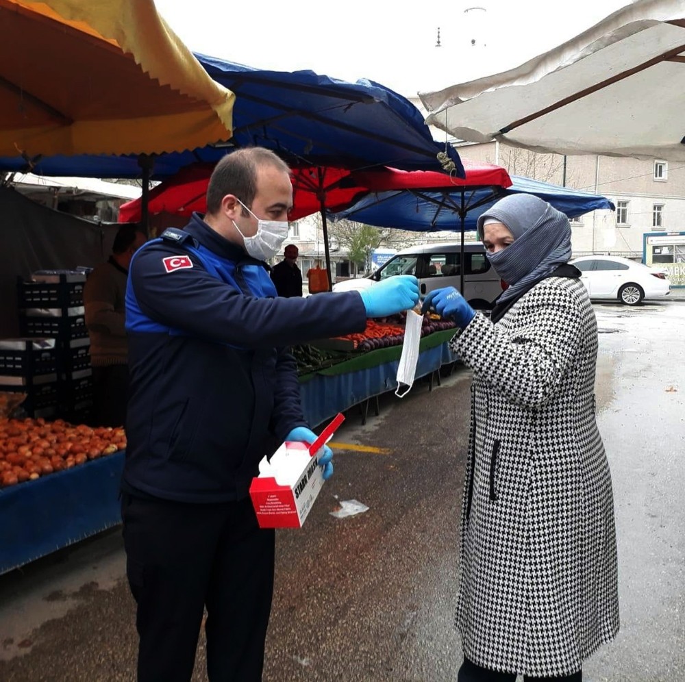 Alışverişe çıkan vatandaşa maskeler Osmangazi’den 