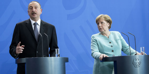 Aliyev, Merkel'in yüzüne karşı söyledi