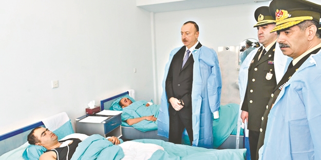 Aliyev’den yaralı askerlere moral ziyareti