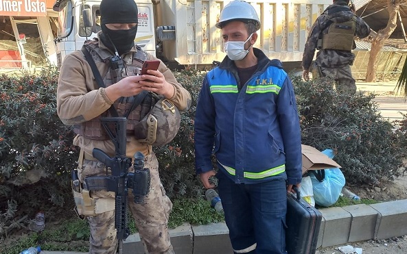 Alkışlanacak hareket! Para dolu çantayı teslim ettiler