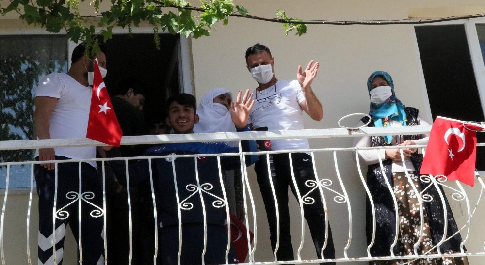 Alkışlar eşliğinde, ‘Korona virüs bile sizleri sevmemize engel değil’ anonsu 