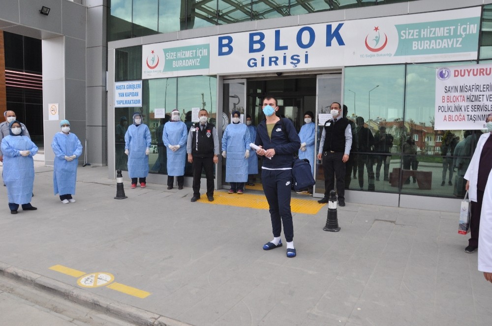 Alkışlar eşliğinde taburcu oldu 