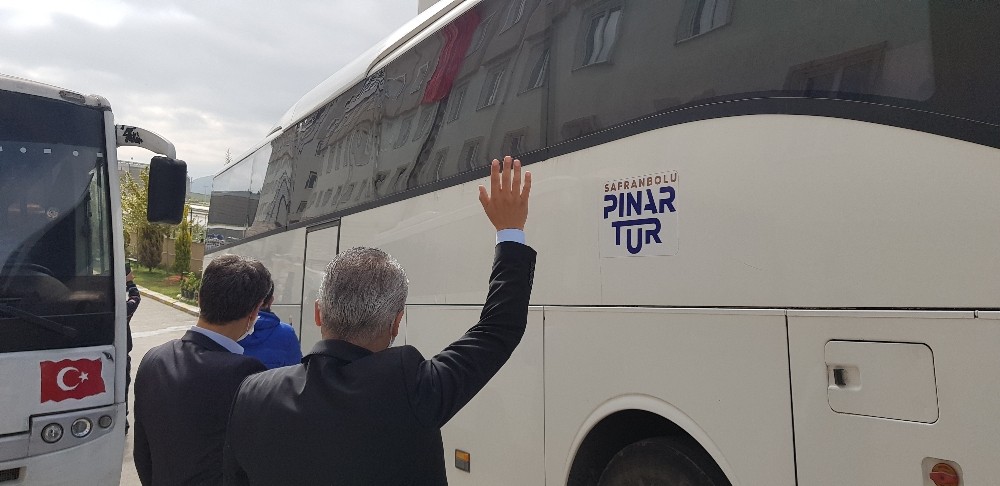 Alkışlarla ailelerine uğurlandılar 