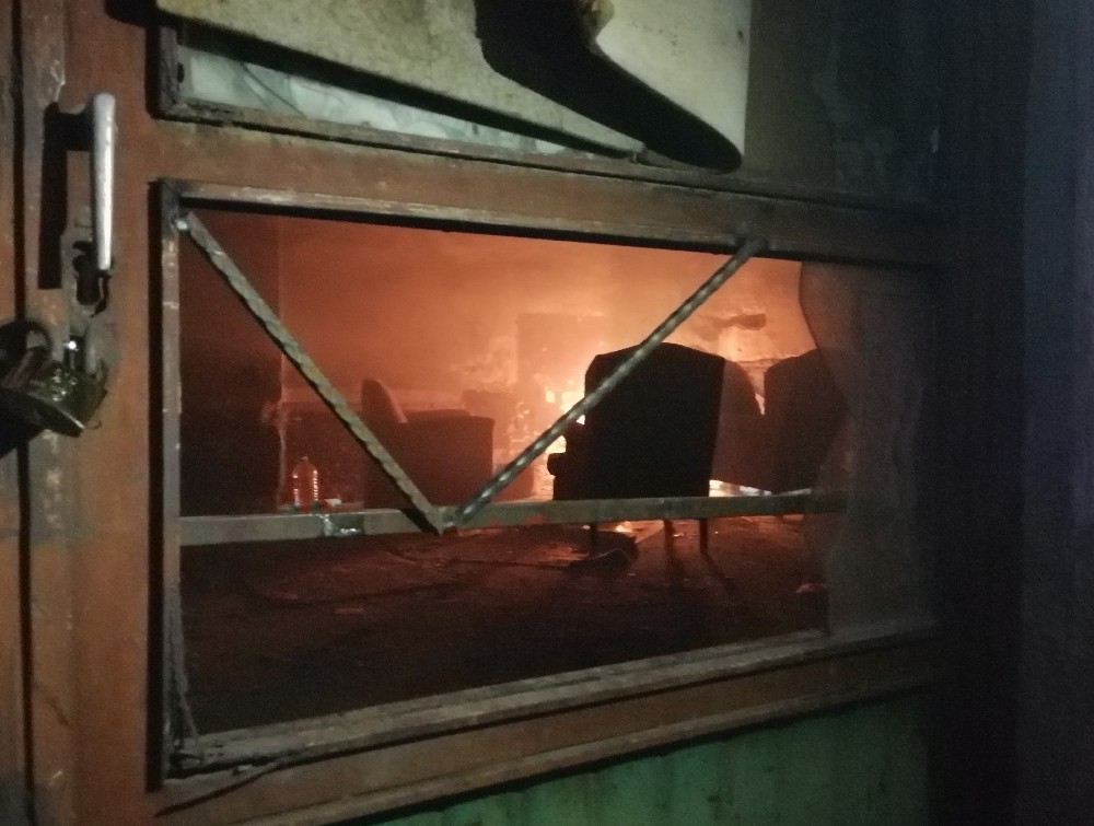 Alkol alıp ateş yaktı, boğulmak üzereyken itfaiye kurtardı 