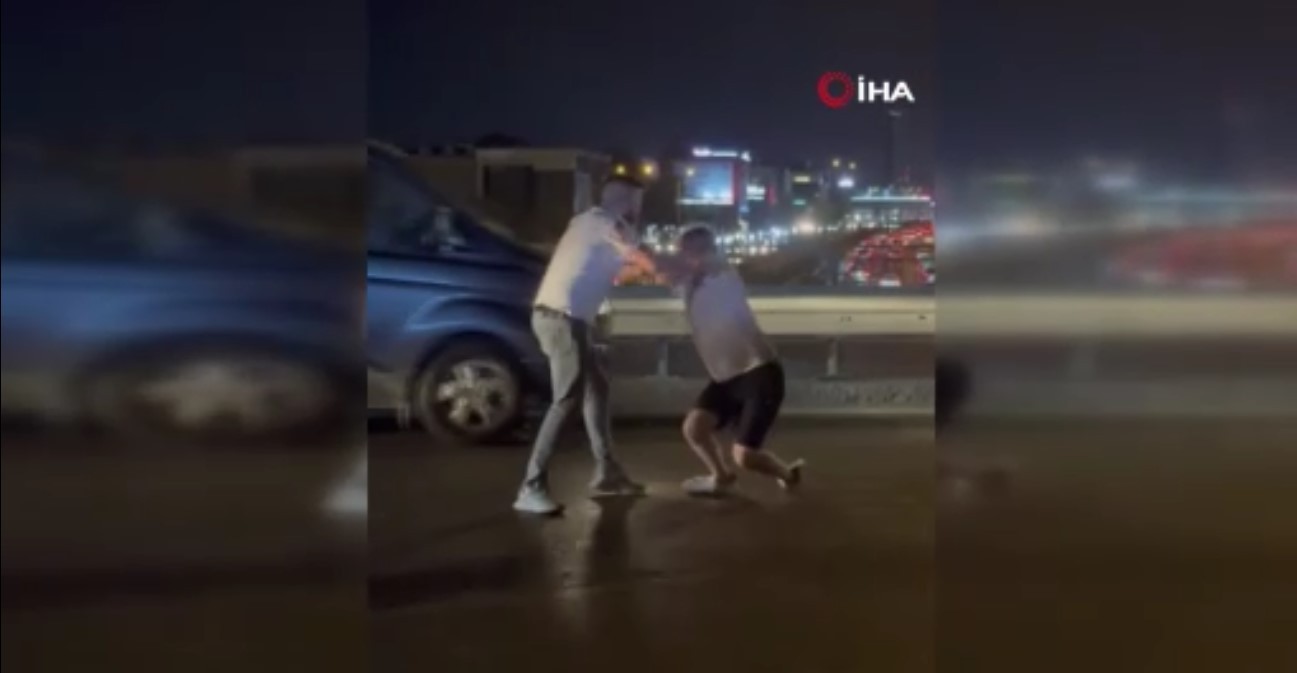 Alkol içen iki arkadaş birbirini öldüresiye dövdü! Bu pisliği içtikten sonra ne oluyor gözünüzle görün