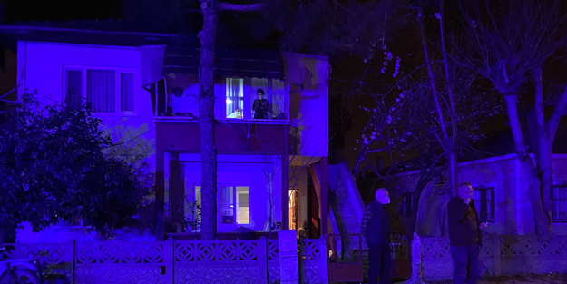 Alkol içerken yere düşen sigarası yangın çıkardı!