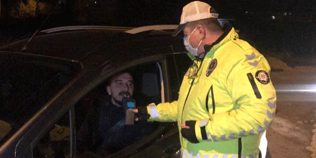 Alkol kontrolü sırasında torpido gözünden çıkardığı şey polisleri şaşkına çevirdi