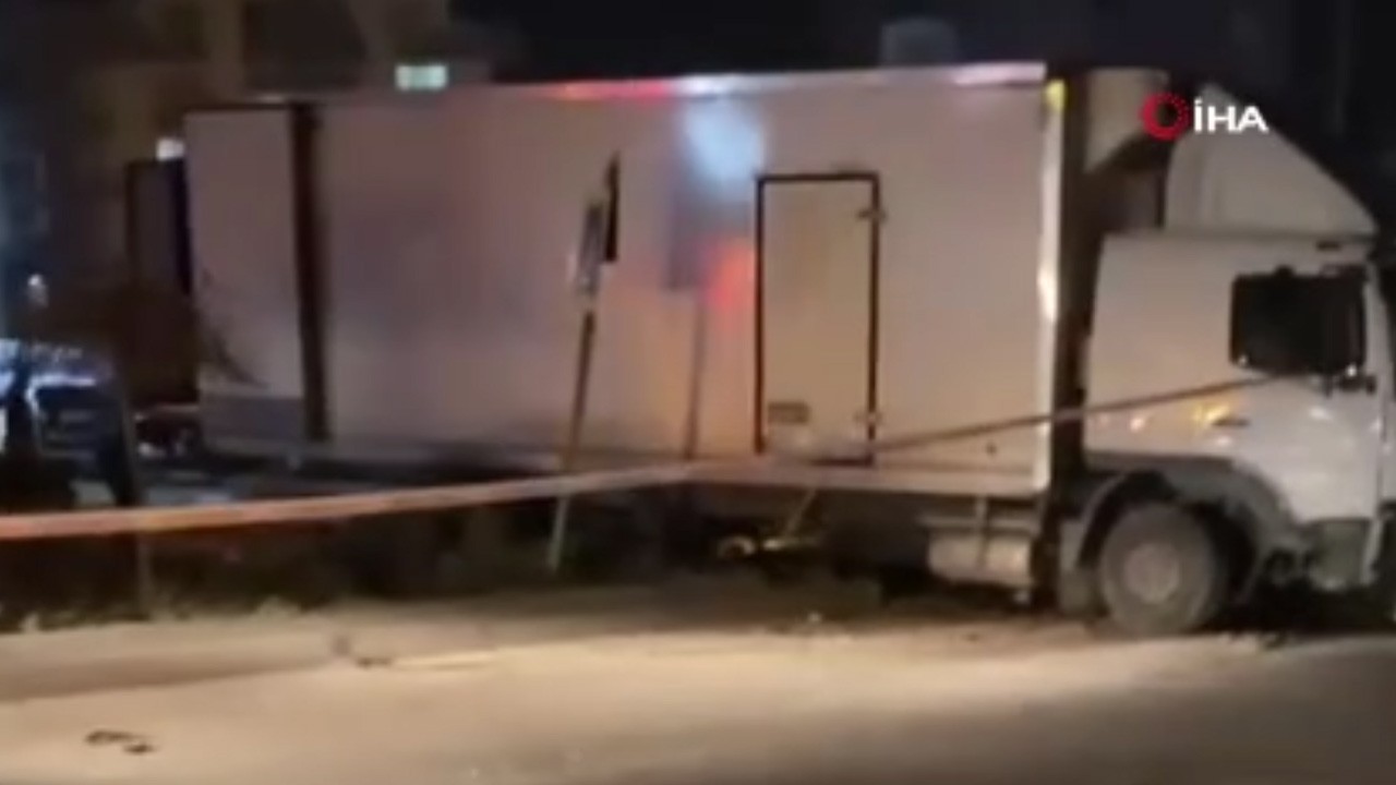 Alkol rezaleti! Virajı alamayan kamyon orta refüje daldı