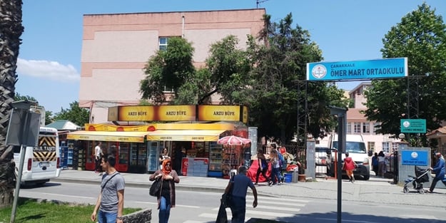 Alkol satıcıları okul kapısına kadar dayandı!