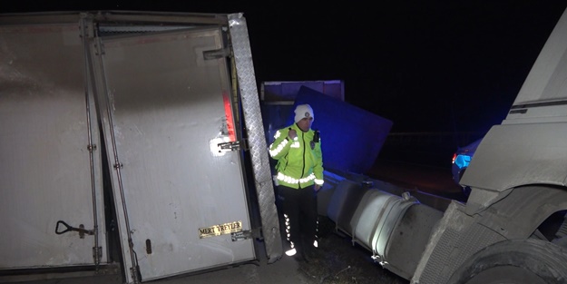 Alkol taşıyan alkollü tır sürücüsü şarampole uçtu!