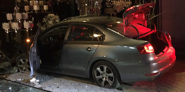 Alkol yine şişede durduğu gibi durmadı! Araç dükkana girdi