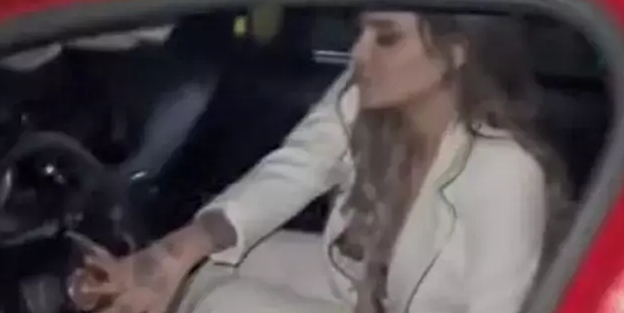 Alkolik kadın ortalığı birbirine kattı! Taksiciyi dövüp iki polisi yaraladı