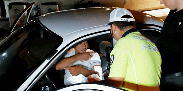 Alkolik maganda polisin başına bela oldu