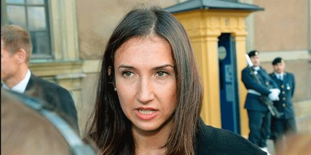 Alkollü araç kullanan bakan istifa etti