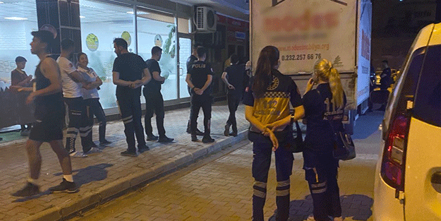 Alkollü kadın paniğe neden oldu! Elinde bıçakla…