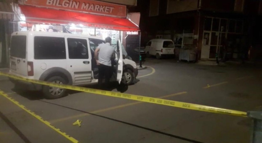 Alkollü mekanda başlayarak yola taşan kavgada kan aktı: 3 yaralı 