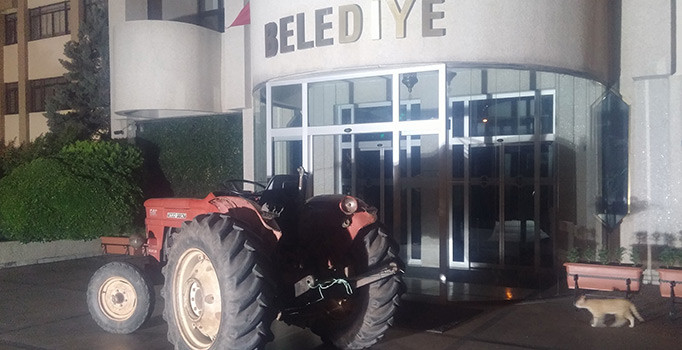 Alkollü muhtar traktörle belediye önüne çıktı