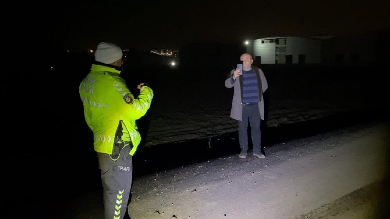 Alkollü şahıs kendi yaptığı kazayı kayda alıp spiker gibi anlattı! O anlar kamerada