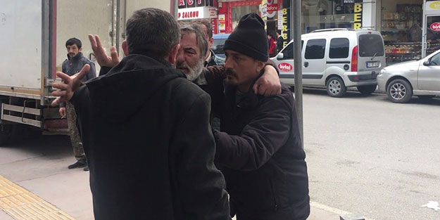 Alkollü şahıslar birbirlerini tokatladı