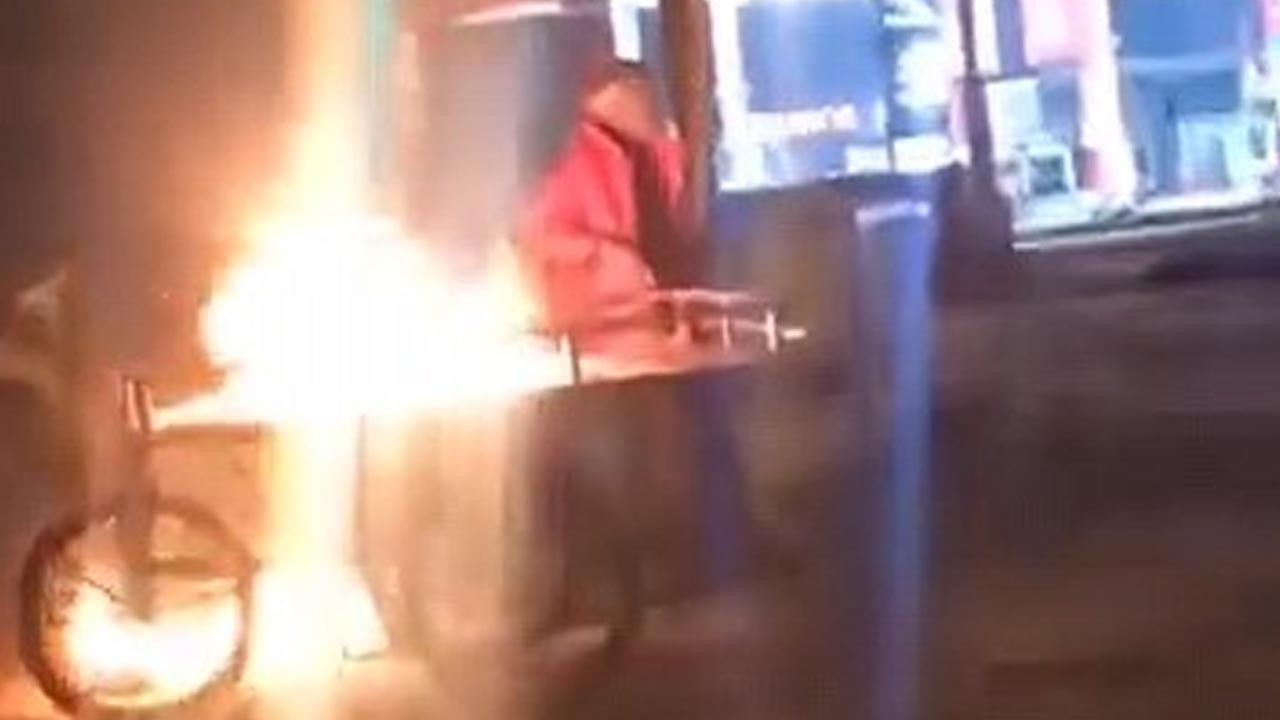 Alkollü seyyar satıcı ekmek teknesini ateşe verdi