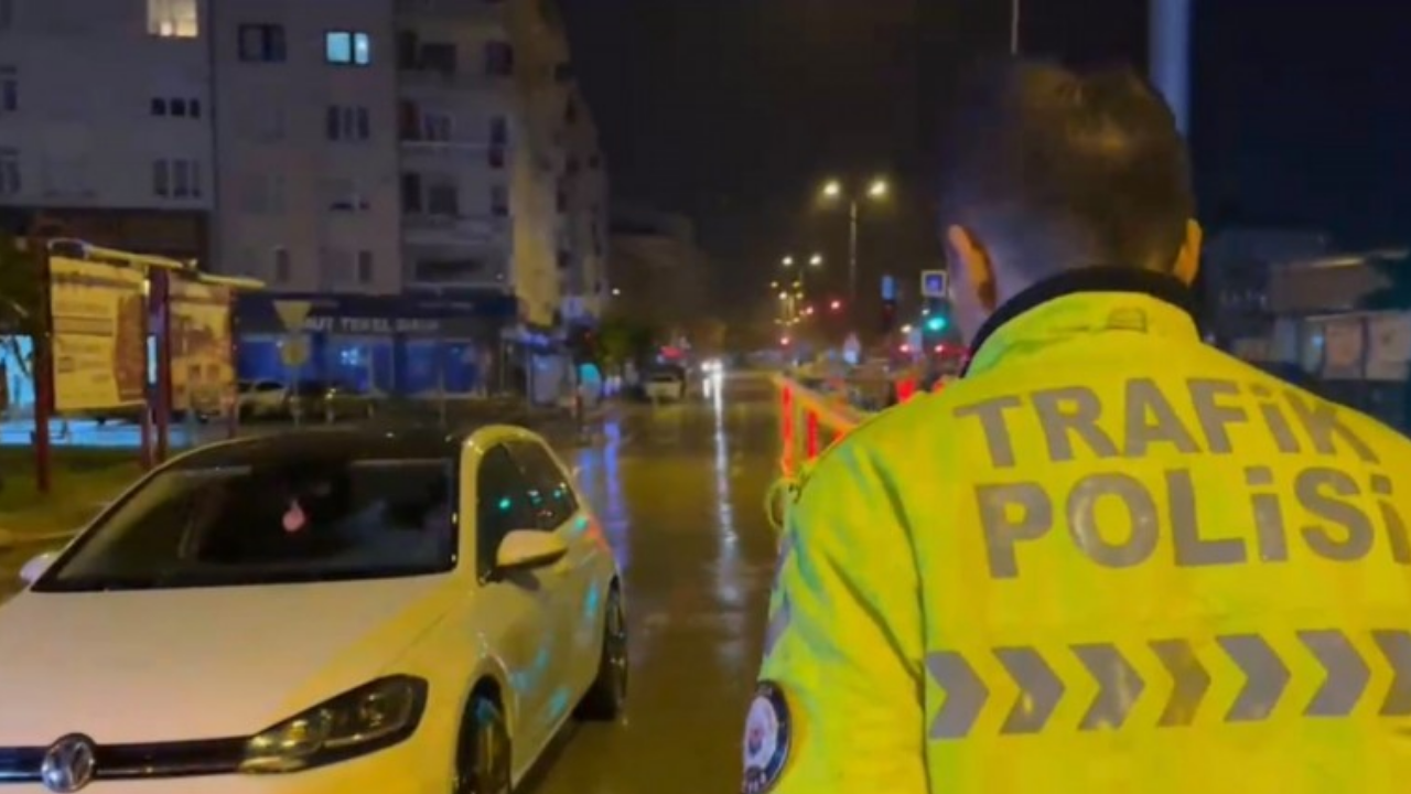 Alkollü sürücü araba sürerken sızdı, kaza yapınca polis uyandırdı