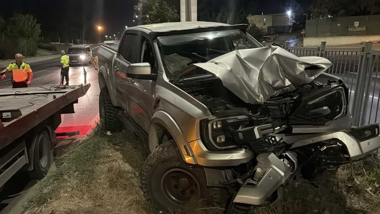 Alkollü sürücü aydınlatma direğine çarptı