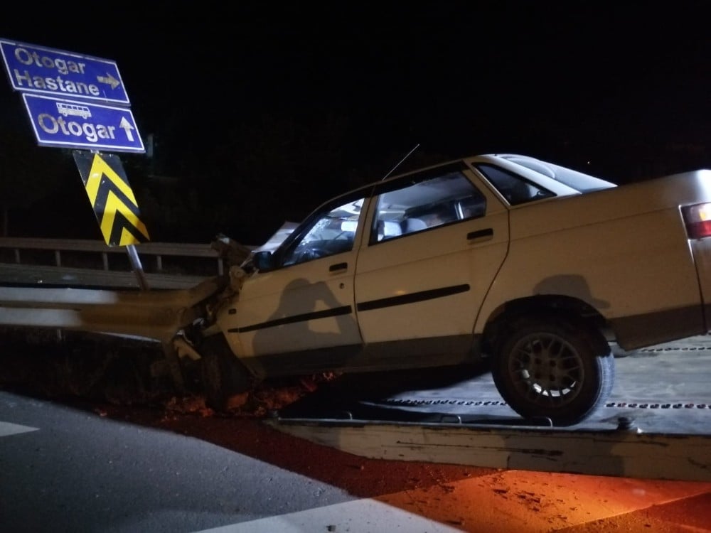 Alkollü sürücü bariyerlere ok gibi saplandı 