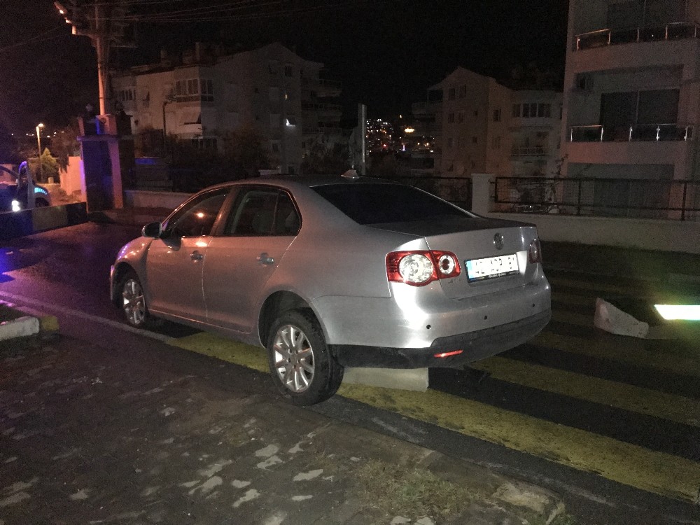 Alkollü sürücü bariyerleri kırdı, kaçamadan yakalandı 