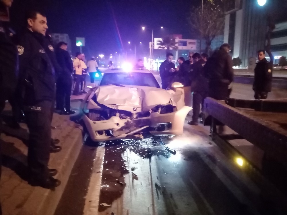 Alkollü sürücü devriye gezen polis otosuna çarptı, polisler ölümden döndü 