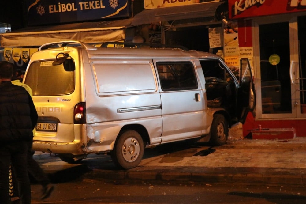 Alkollü sürücü dükkana çarparak durdu 