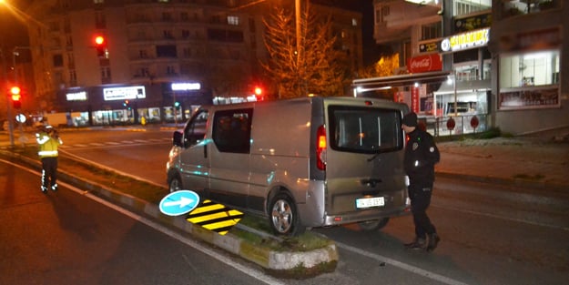 Alkollü sürücü kaza yaptı! Yardıma koşan esnaf: Baktım yarası yok, çay içmeye geldim