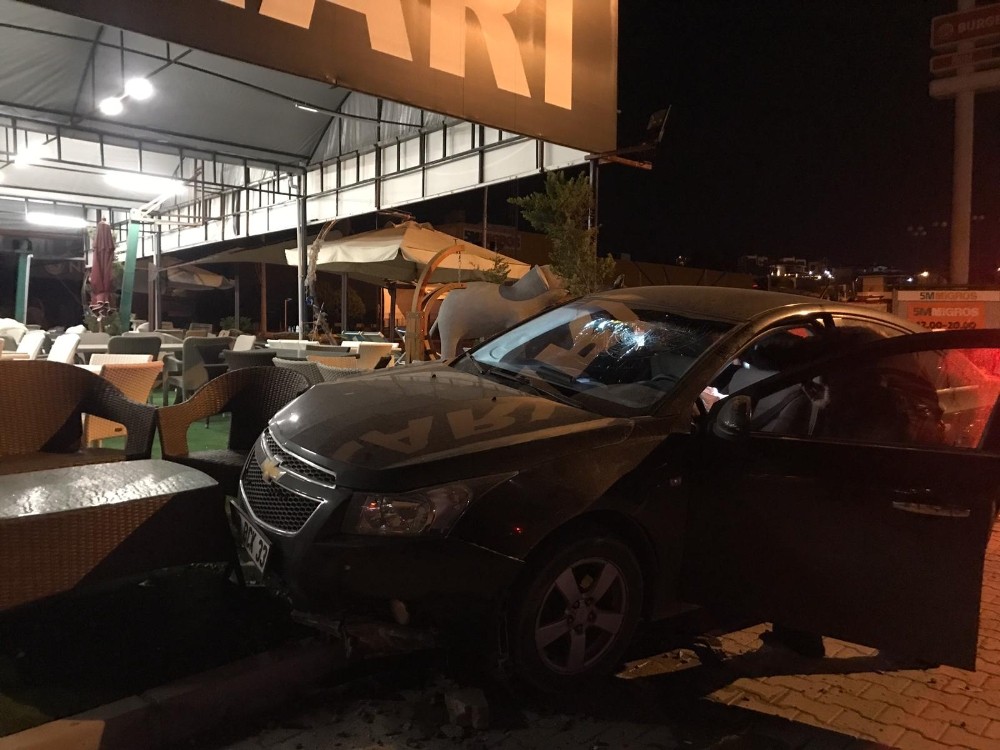Alkollü sürücü mobilya dükkanına girdi 