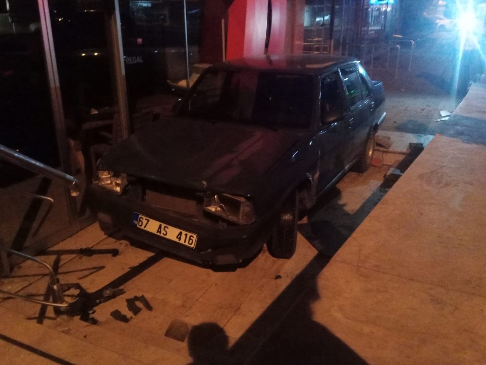 Alkollü sürücü otomobili ile 2 metre yükseklikten yola düştü 