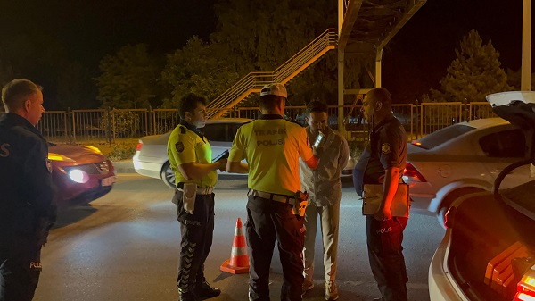 Alkollü sürücü 'pes' dedirtti! Önce röportaj verdi sonra bayıldı