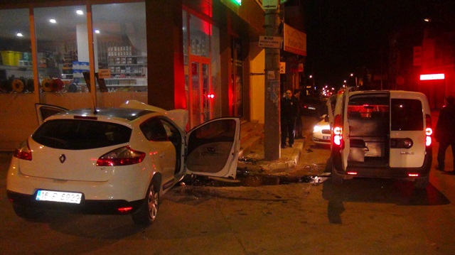 Alkollü sürücü polis aracına çarptı