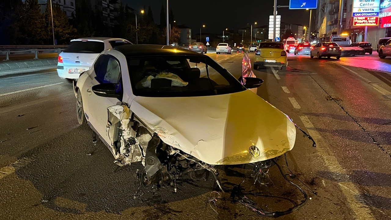Alkollü sürücü rezaleti! Otomobilin motoru koptu