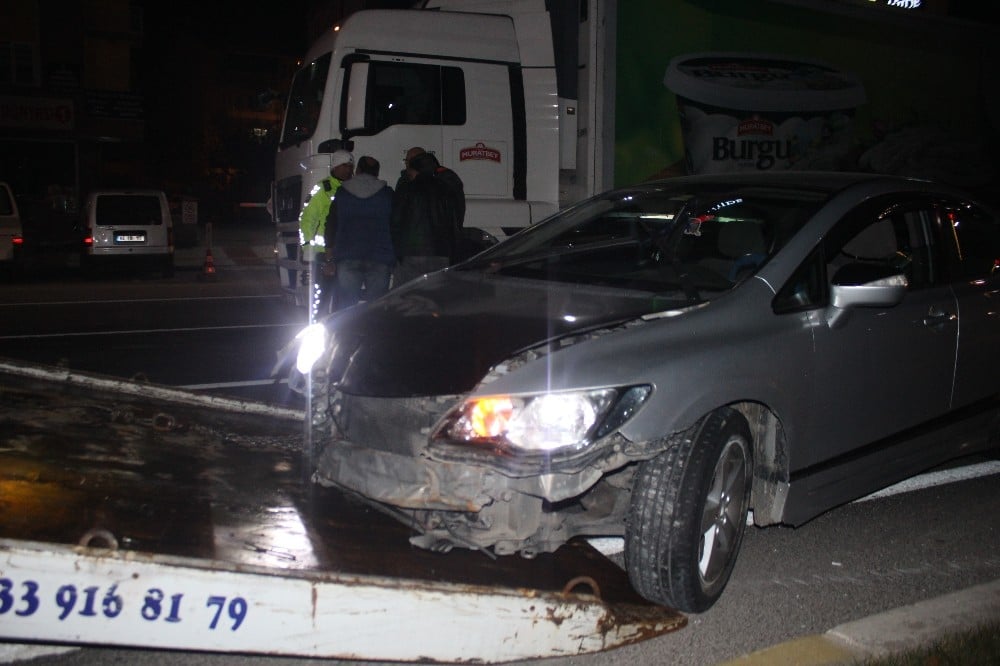Alkollü sürücü tıra arkadan çarptı 