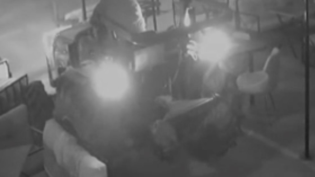 Alkollü sürücü traktör ile kafeye böyle daldı!