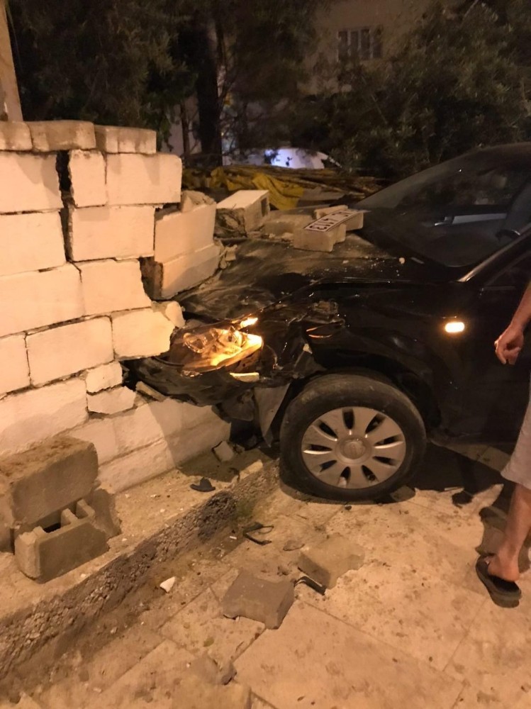 Alkollü sürücünün çarptığı otomobil bahçe duvarına girdi 