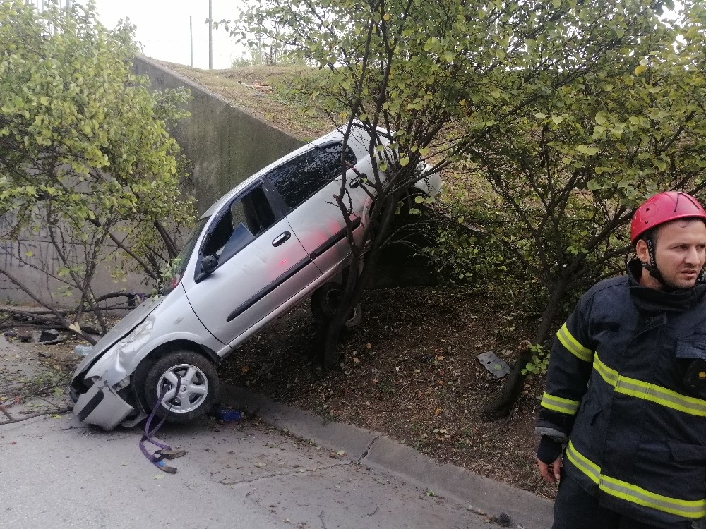 Alkollü sürücünün kontrolünden çıkan otomobil ağaca asılı kaldı 