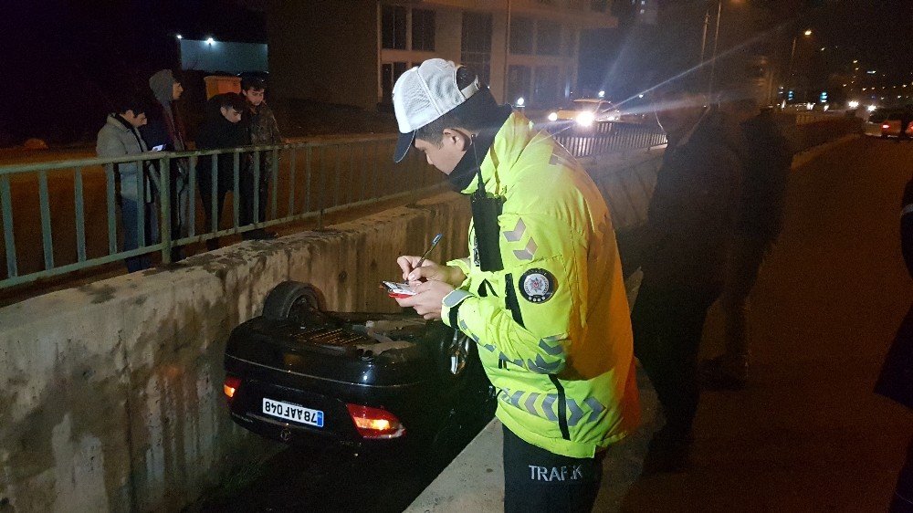 Alkollü sürücünün kullandığı otomobil su kanalına devrildi 