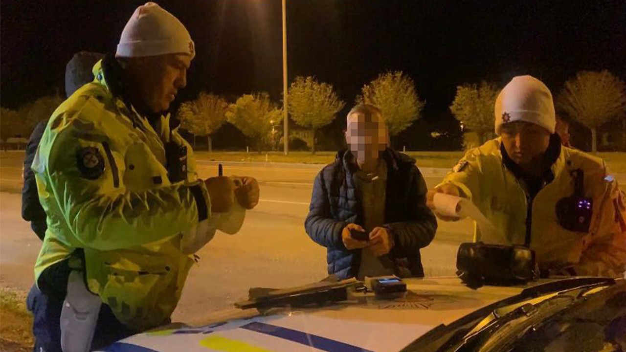 Alkollü ve utanmaz olunca rezil olmuyorlar!