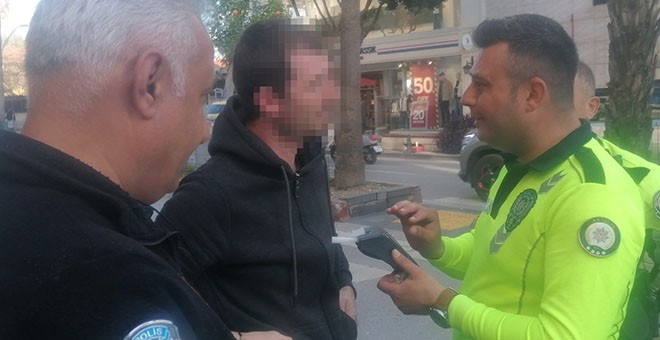 Alkolmetreyi üflemeyi reddetti, "Eşim üflesin" dedi