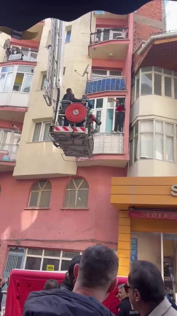 Alkolün etkisindeki kadın polise zor anlar yaşattı