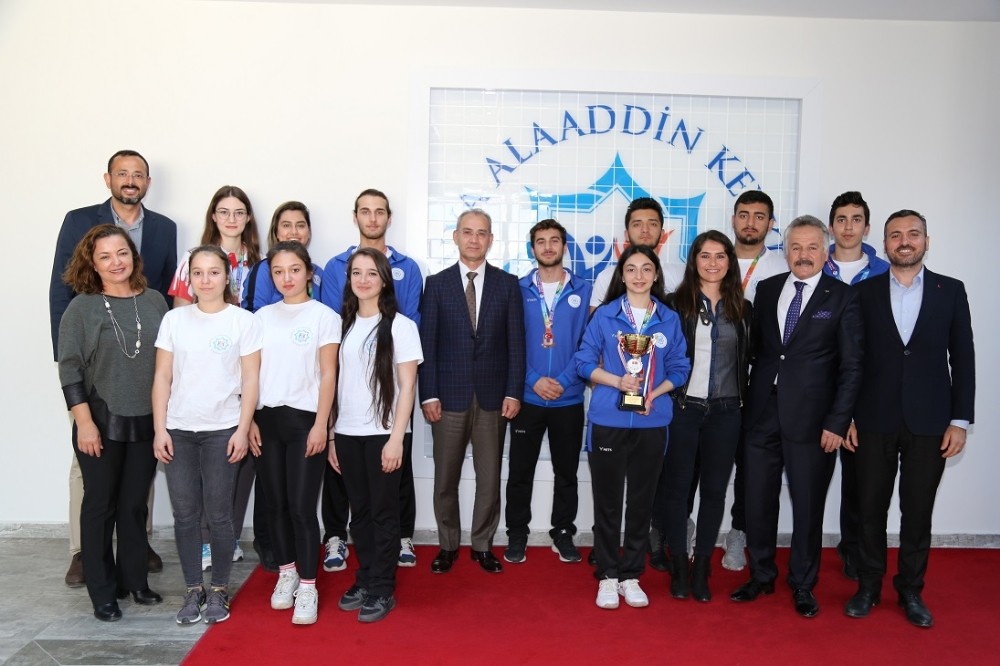 ALKÜ müsabakalardan madalyalar ve kupa ile döndü 