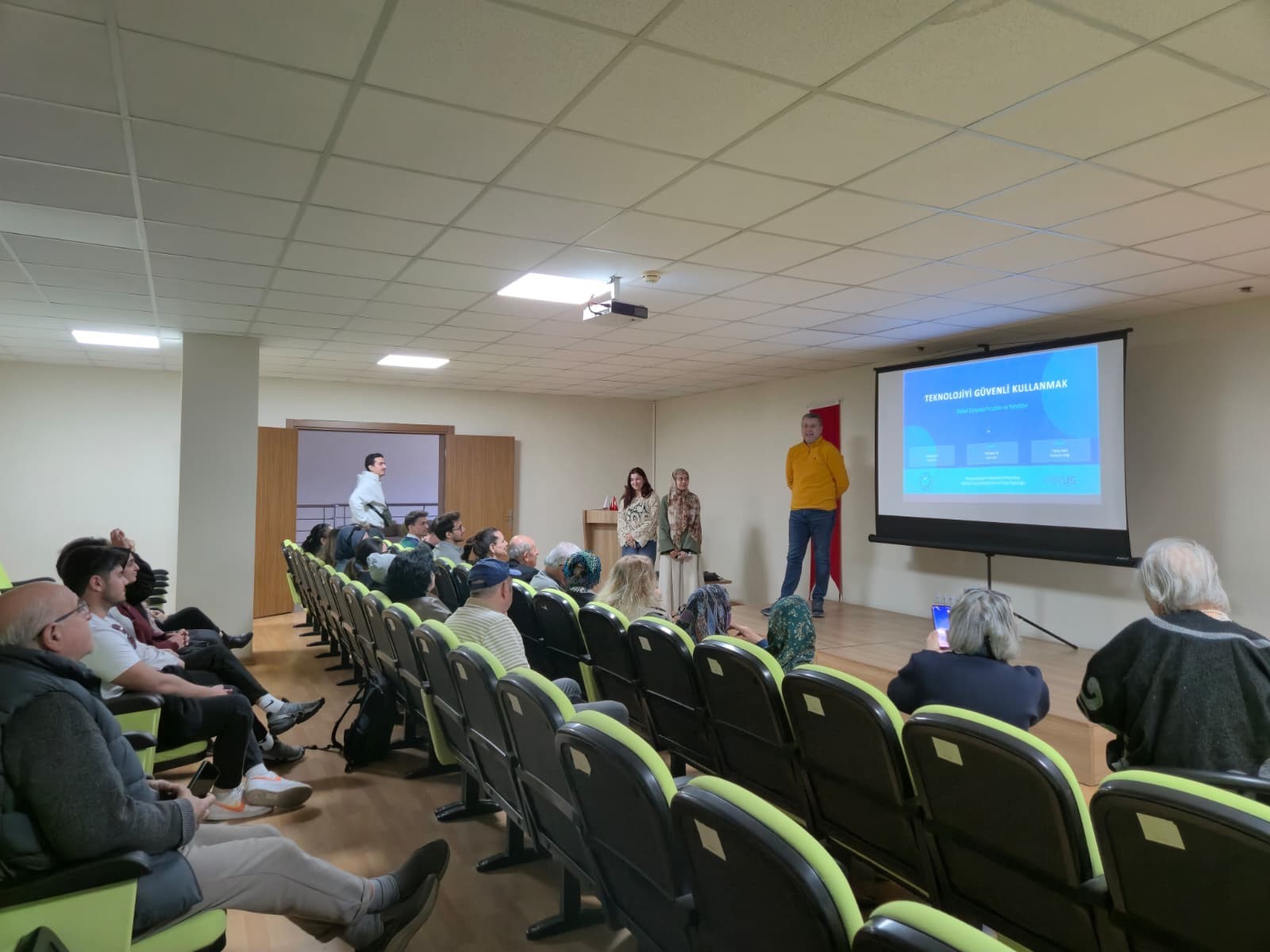 ALKÜ Öğrencilerinden Huzurevi Sakinlerine 